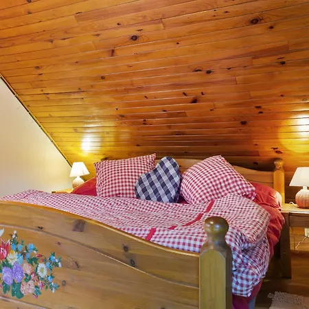 Secluded In Near Forest Chalet *