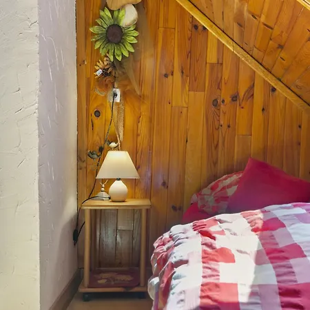 Secluded In Near Forest Chalet *
