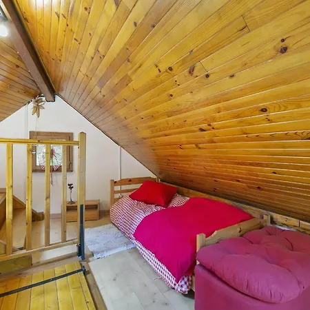 Secluded In Near Forest Chalet *