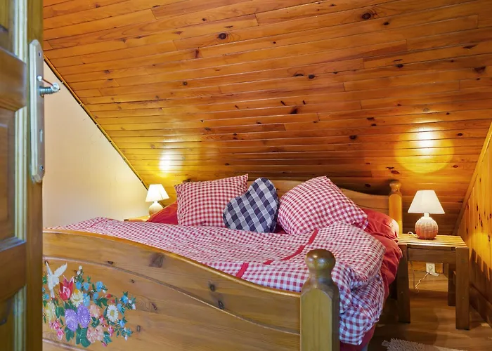 Secluded In Near Forest Chalet *