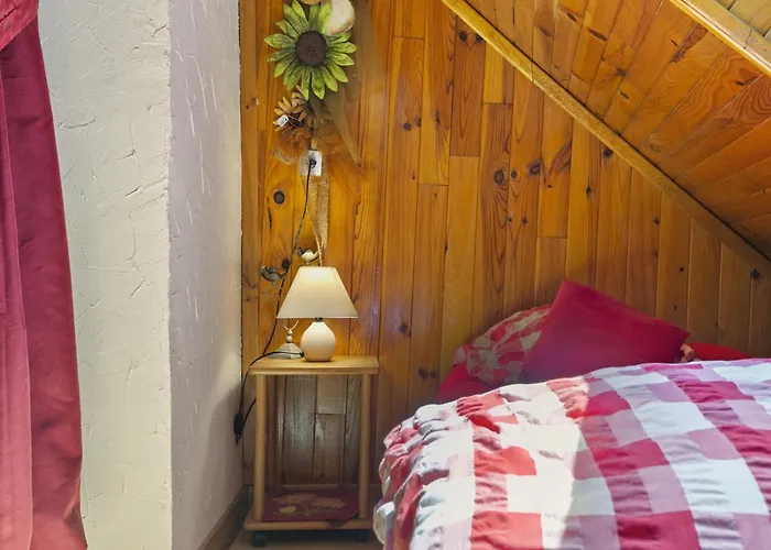 Secluded In Near Forest Chalet *