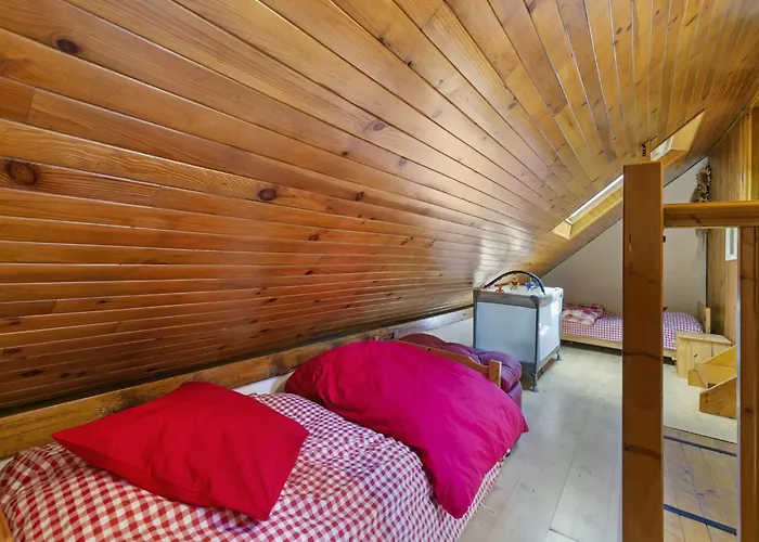 Secluded In Near Forest Chalet *