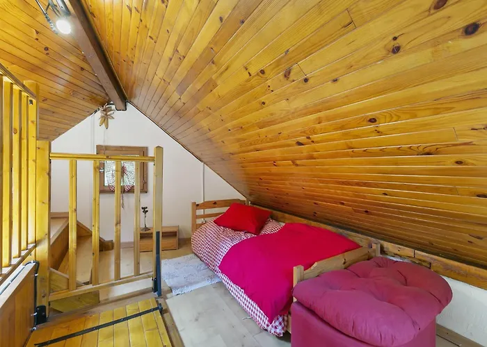 Secluded In Near Forest Chalet *