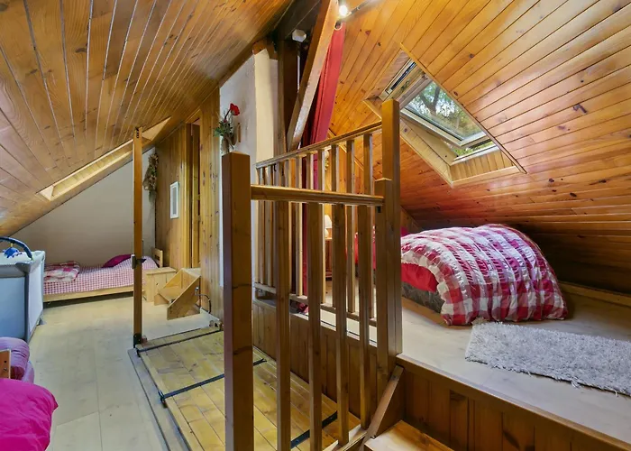 Secluded In Near Forest Chalet *