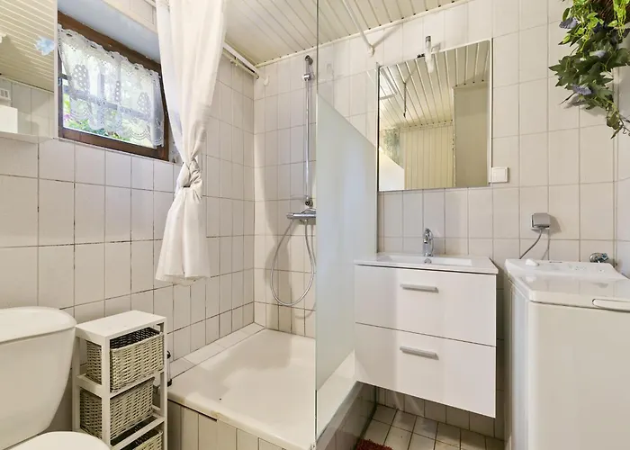 Secluded In Near Forest Chalet *